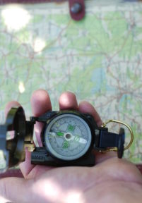 orientacja mapy za pomocą kompasu