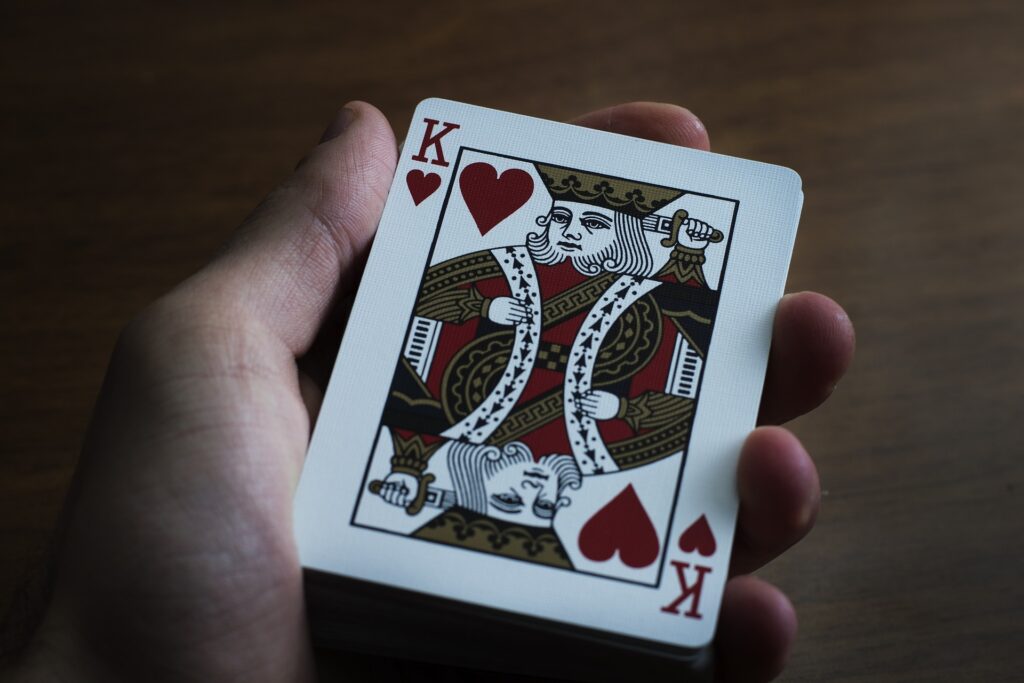 dłoń trzymająca karty do gry